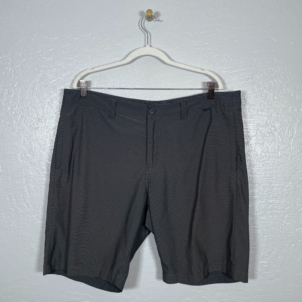 Travis Mathew Men 38 Black White Stripe Golf Shorts Stretch Pockets Performance